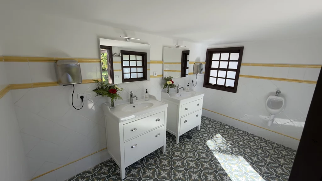 AlmaBella Swimming Pool toilet (3)