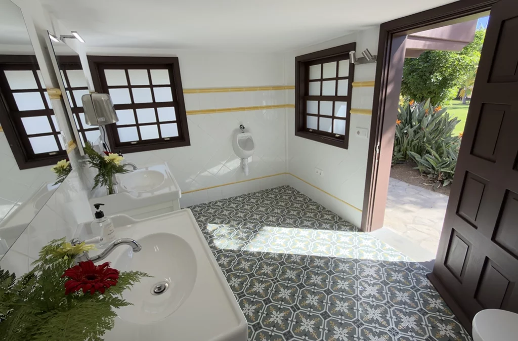 AlmaBella Swimming Pool toilet (4)